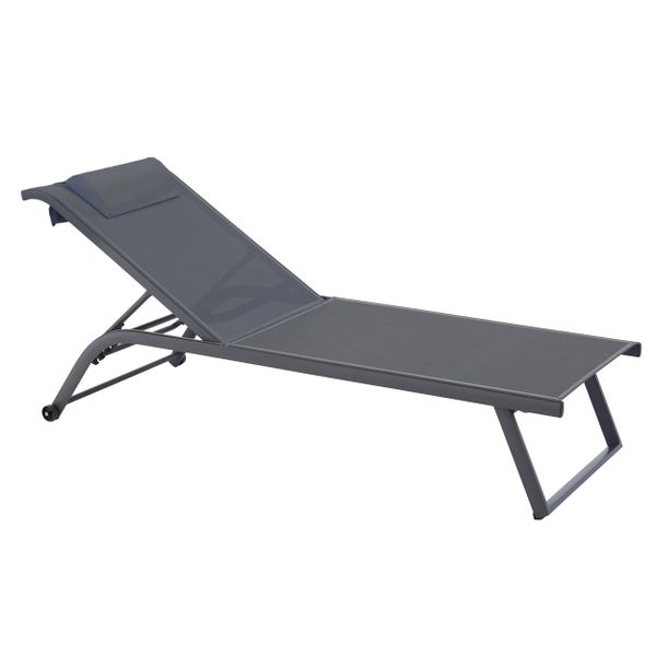 Sonnenliege aus Aluminium mit grauem Textilbezug, verstellbarer Rückenlehne, integriertem Kopfkissen und Rollen.