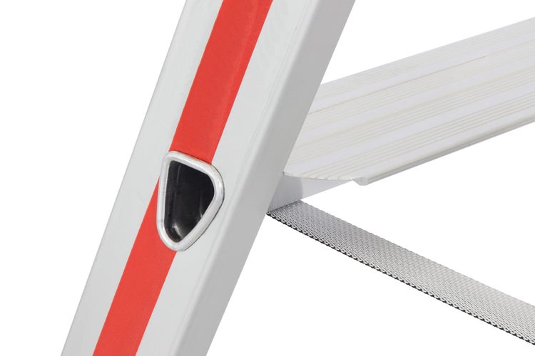 Detailaufnahme einer Aluminiumleiter mit rotem Streifen und Trittstufe.