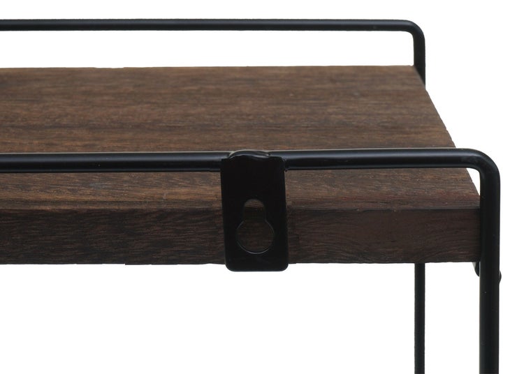 Detailansicht eines Wandregals aus Holz und Metall