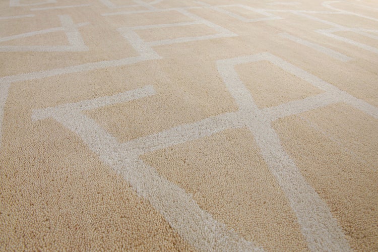 Teppich mit geometrischem Linienmuster in Beige, Detailaufnahme der weichen Oberflächenstruktur.