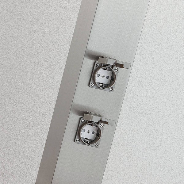 Außensteckdose mit zwei Steckplätzen an einer gebürsteten Metallsäule mit Klappdeckeln vor einer strukturierten Wand.