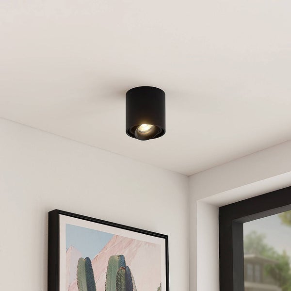 Schwarze Deckenleuchte im Wohnraum