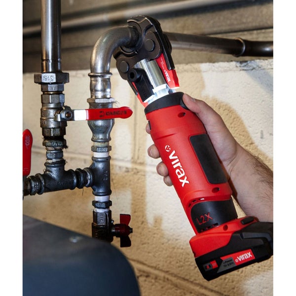 Rohrinstallation mit Akku-Pressmaschine und Rohren
