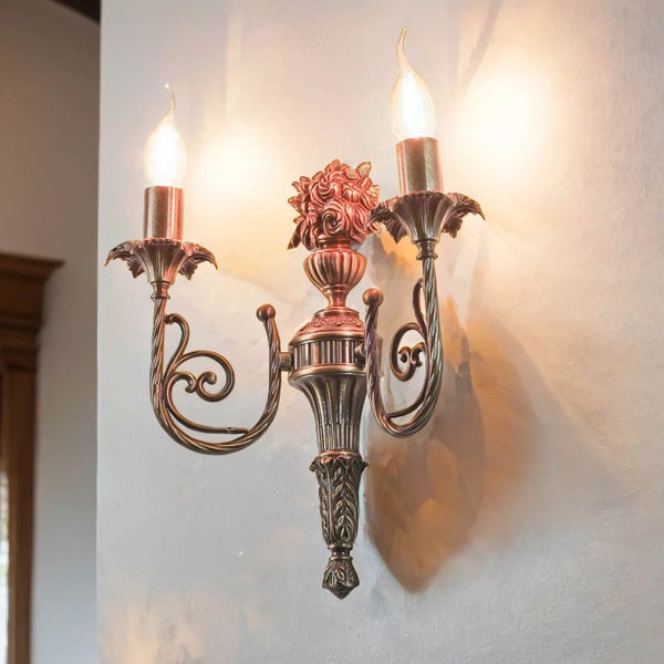 Zweiarmige Wandleuchte mit floralem Design und dekorativen Leuchtmitteln