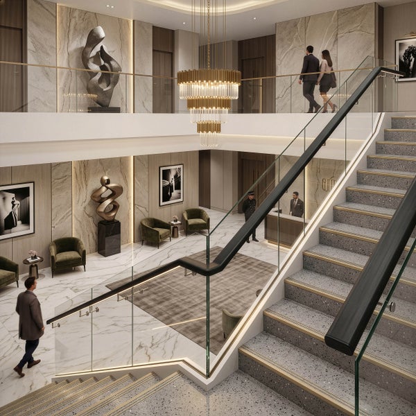 Großzügige Hotel-Lobby mit Marmorboden, Steintreppe mit Glasgeländer, luxuriösem Kronleuchter und modernen Wandpaneelen in Marmoroptik.