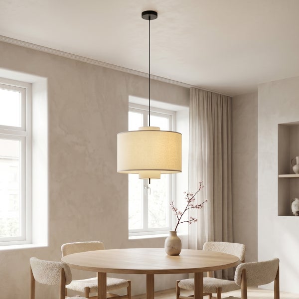 Moderne Pendelleuchte mit zylindrischem Textilschirm über einem runden Holztisch in einem hellen, minimalistisch eingerichteten Esszimmer.