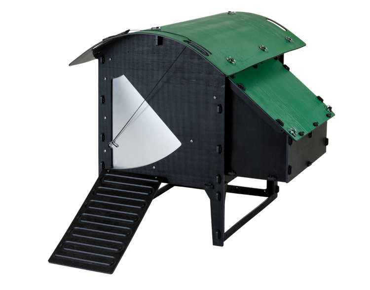 Hühnerstall aus recyceltem Kunststoff mit grünem Dach, Rampe und Metall-Schiebetür.