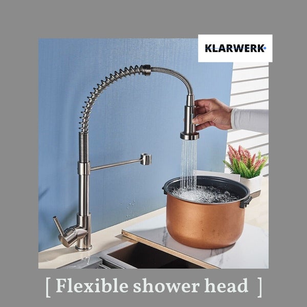 Küchenarmatur mit flexiblem Brausekopf und Spiralfeder beim Befüllen eines Topfes, Klarwerk Logo.