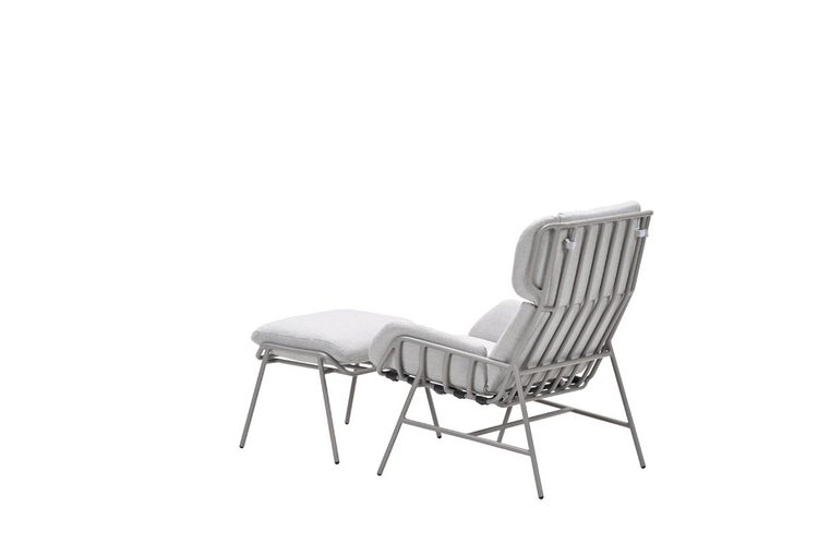 Garten-Lounge-Sessel mit Hocker, Metallgestell mit vertikalen Lamellen und hellen Polstern, Rückansicht.