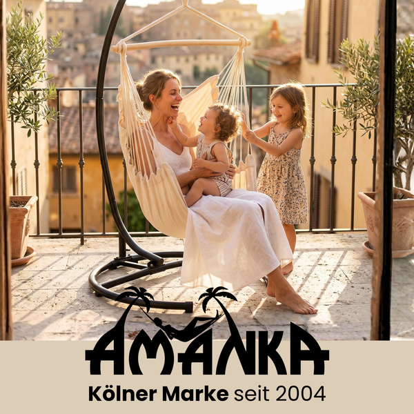 Frau mit Kindern auf einem hellen Balkon in einem AMANKA Hängesessel mit Gestell. AMANKA Logo.