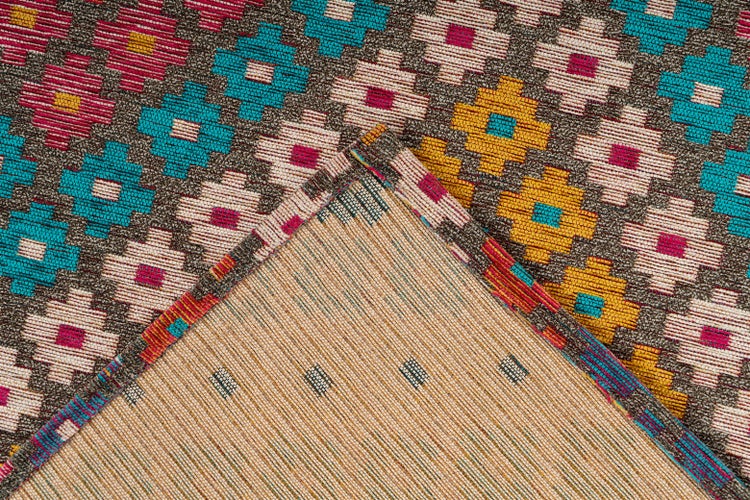 Gewebter Teppich mit geometrischem Rautenmuster, Detailansicht von Vorderseite und Rückseite.