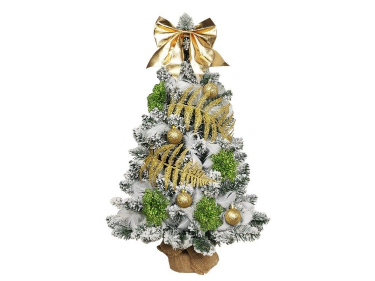 Künstlicher Weihnachtsbaum mit Kunstschnee, geschmückt mit Schleife, Kugeln, Farnen und Federn im Jutesack.