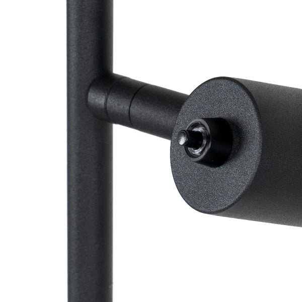 Detailansicht einer schwarzen Leuchte mit Schalter