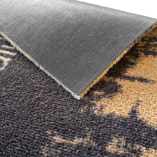 Detailansicht einer Fußmatte mit Muster und rutschfester Rückseite.