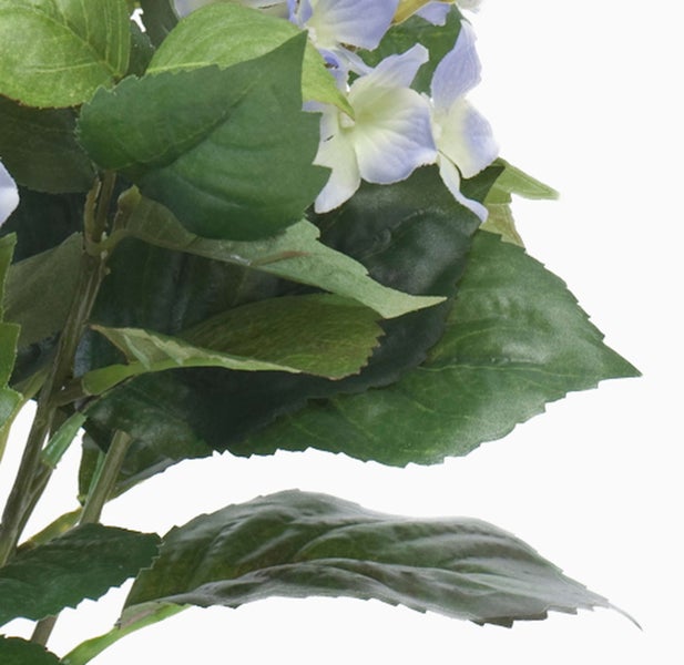 Künstliche Hortensie mit grünen Blättern und blauen Blüten im Detail.