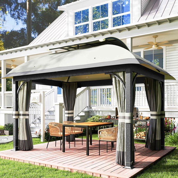 Großer Gartenpavillon mit gewölbtem Hardtop-Dach, Metallrahmen und Seitenvorhängen auf einer Holzterrasse mit Esstisch und Korbstühlen.