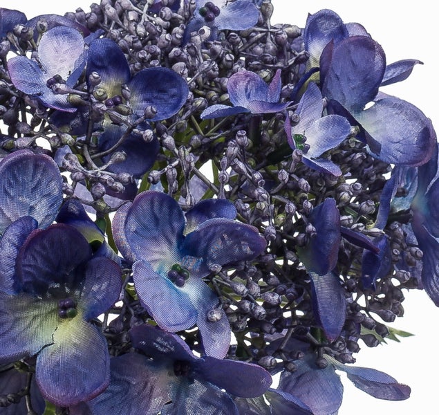 Nahaufnahme einer blauen Kunstblume mit detaillierten Blütenblättern und kleinen Knospen.