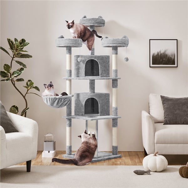 Katzenkratzbaum mit mehreren Ebenen, Höhlen und Kratzstämmen in einer Wohnzimmerumgebung mit Katzen