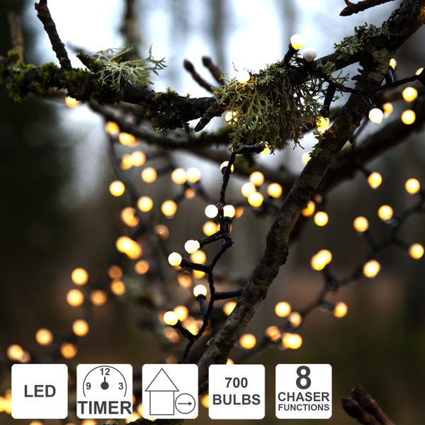LED Lichterkette mit 700 Birnen und Timerfunktion um einen Baum gewickelt