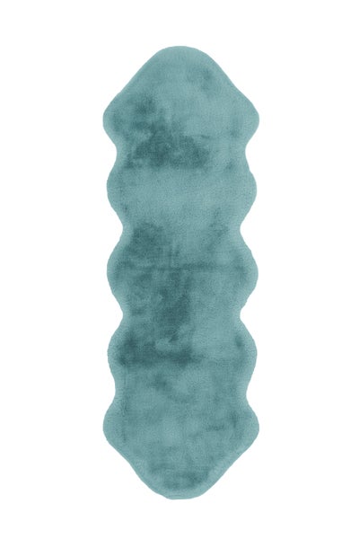 Länglicher Kunstfellteppich in Blau mit weichem Flor und geschwungenen Kanten.