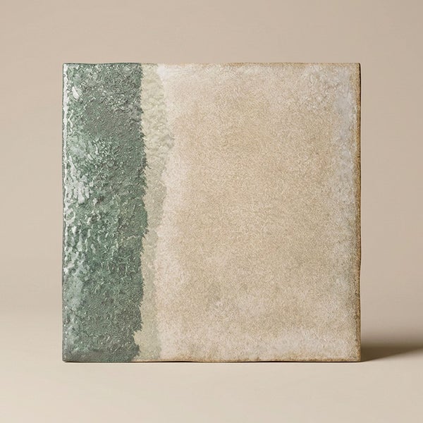 Quadratische Wandfliese mit strukturierter Oberfläche in beige und grüner Farbgebung.