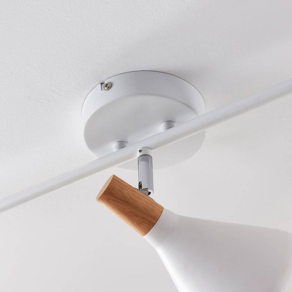 Deckenleuchte mit Schiene, Holzdetails und Deckenbefestigung