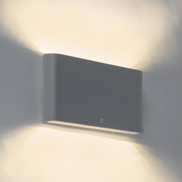Moderne Wandleuchte in Anthrazit mit Lichtaustritt nach oben und unten.