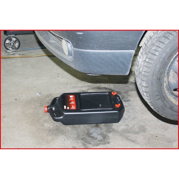 KS Tools Auffangwanne aus Kunststoff mit 8 Liter Fassungsvermögen für Öl und andere Flüssigkeiten, schwarz mit roten Verschlüssen.