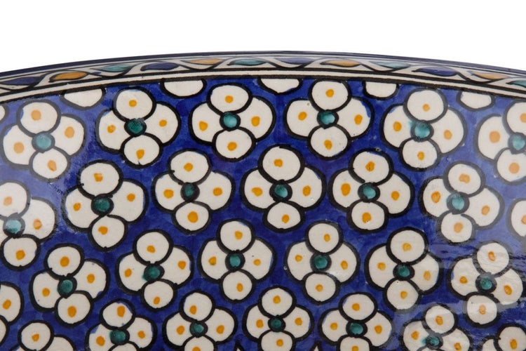 Detailansicht eines Dekors mit Blumenmuster auf Keramik