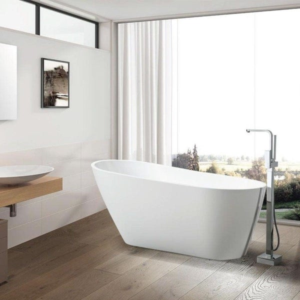 Freistehende Badewanne in einem modernen hellen Badezimmer mit Holzoptik Boden und bodentiefer Fensterfront.