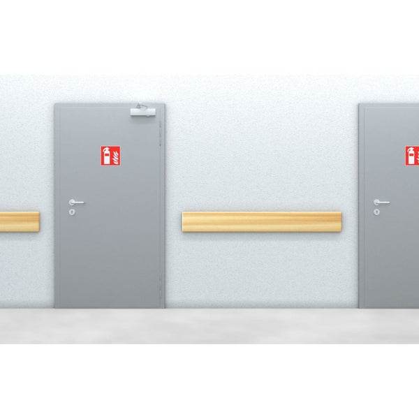 Türen mit Brandschutzzeichen und Holzhandlauf