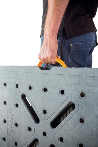Stanley Fatmax Werkbank mit Tragegriff wird von einer Person getragen.