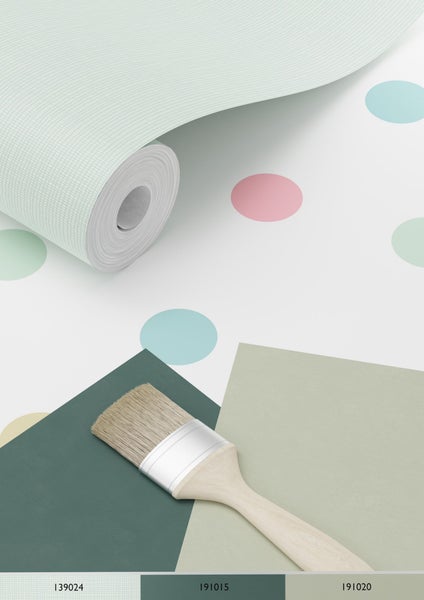 Tapetenrolle mit Punktmuster, Farbmusterkarten und Pinsel