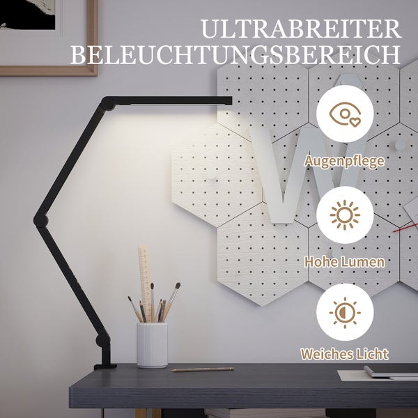 Schreibtisch mit einer LED-Schreibtischlampe, die für eine breite Ausleuchtung sorgt, augenschonend ist, hohe Lumen hat und weiches Licht spendet.