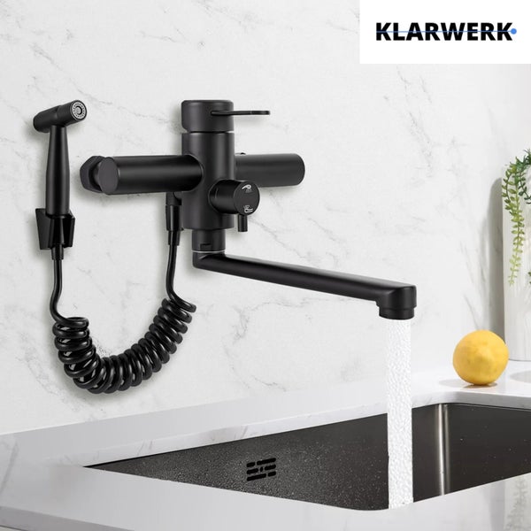 Schwarze Wand-Küchenarmatur mit schwenkbarem Auslauf, Einhandmischer und Geschirrbrause mit Spiralschlauch über einer Spüle. Klarwerk Logo.