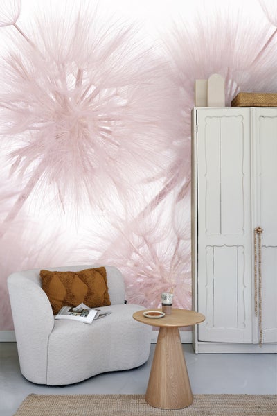 Wohnzimmer mit Sessel, Beistelltisch und Tapete mit Pusteblumen-Motiv für eine helle und einladende Atmosphäre.