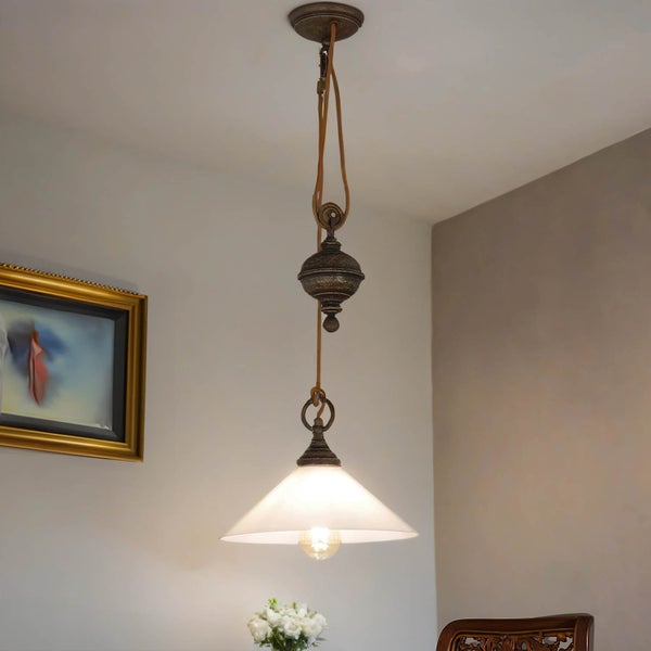 Hängelampe mit Glasschirm und Zugpendel in einem hellen Raum