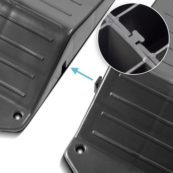 Detailansicht von schwarzen Auffahrkeilen mit Verbindungselementen