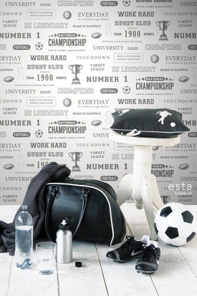 Szene mit Sporttasche, Fußballschuhen, Wasserflasche, Glas Wasser, Fußball und Kissen vor einer Wand mit Sportmotiven