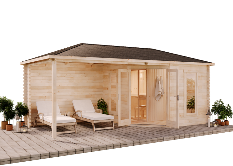 Gartenhaus aus hellem Holz mit integrierter Sauna, überdachter Terrasse, zwei weißen Sonnenliegen und dunklem Walmdach.