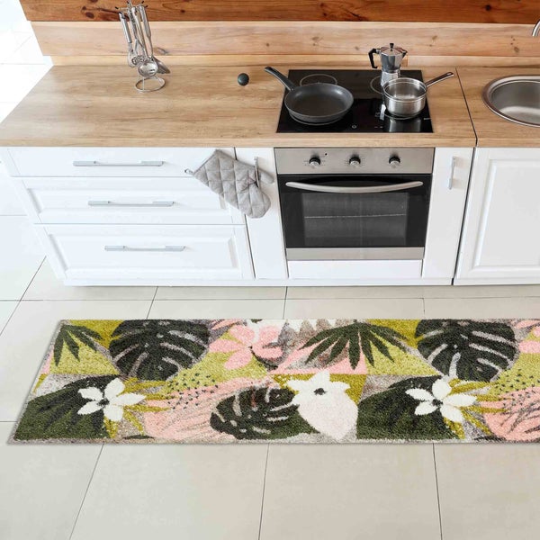 Küchenszene mit gemusterter Teppichvorlage, Küchentheke und Geräten