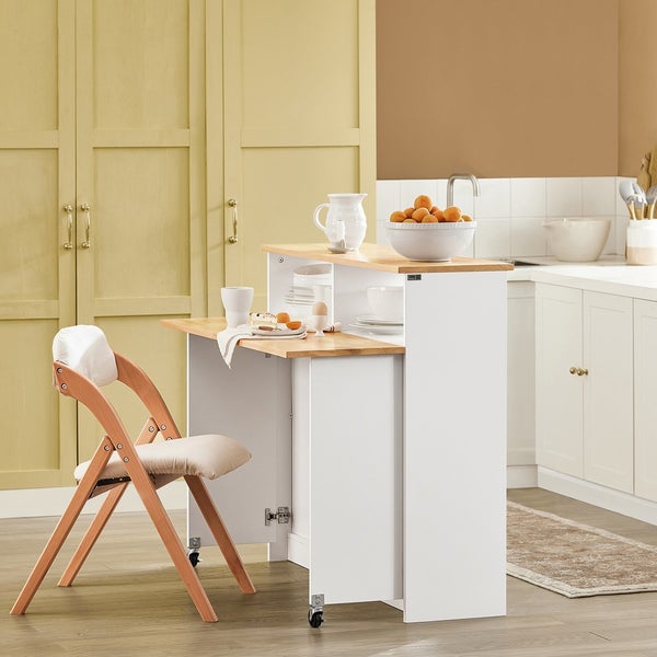 Küchenszene mit einem ausklappbaren Küchentisch, einem Stuhl und Küchenutensilien