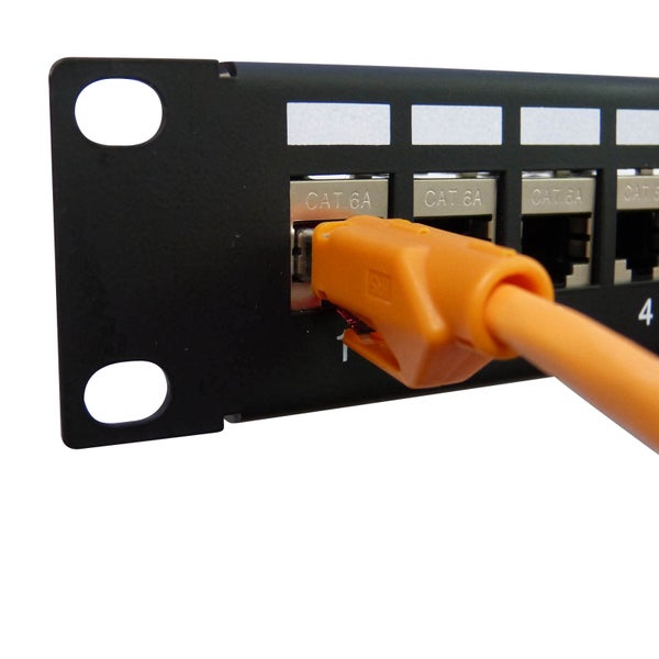Patchpanel mit eingestecktem Netzwerkkabel der Kategorie 6A.