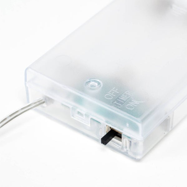 Transparentes Batteriefach für Lichterketten mit einem Schiebeschalter für die Funktionen Aus, Timer und An.