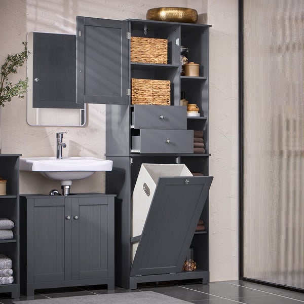 Badezimmer mit Waschbecken, Spiegel, Schrank, Regalen, Wäschekorb und Accessoires für die Badgestaltung.