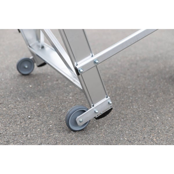 Detailansicht eines Gerüsts aus Aluminium mit Rollen