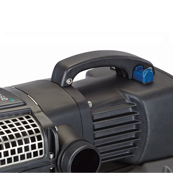 Detail einer schwarzen Teichpumpe mit Tragegriff, blauem Einstellhebel, Kühlrippen und Gewindeanschluss.