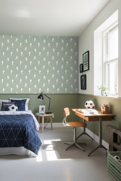 Jugendzimmer mit Fußball-Motiv, bestehend aus Bett, Schreibtisch und Stuhl