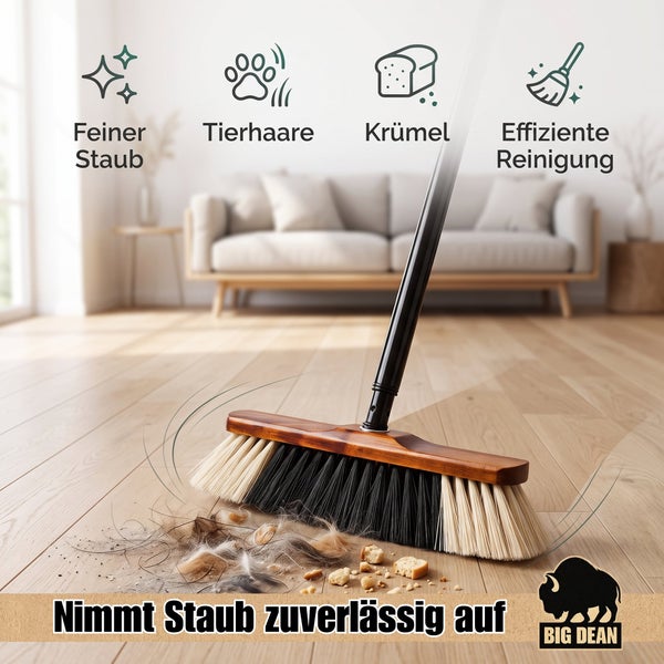 Ein Besen mit Holzrücken und zweifarbigen Borsten reinigt effizient Staub, Tierhaare und Krümel von einem Holzboden in einem hellen Wohnzimmer.