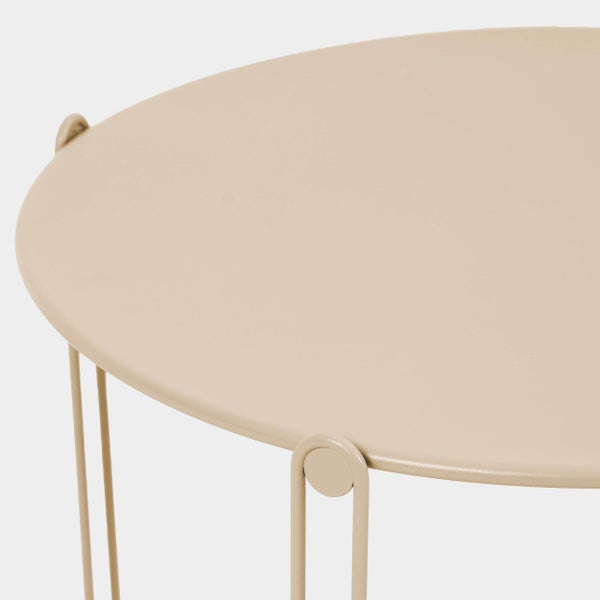 Detailansicht eines runden Beistelltisches aus Metall in Beige mit minimalistischen Beinen.